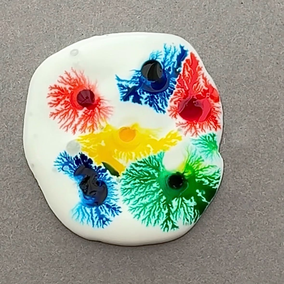 Farbiges Experiment mit Bastelkleber